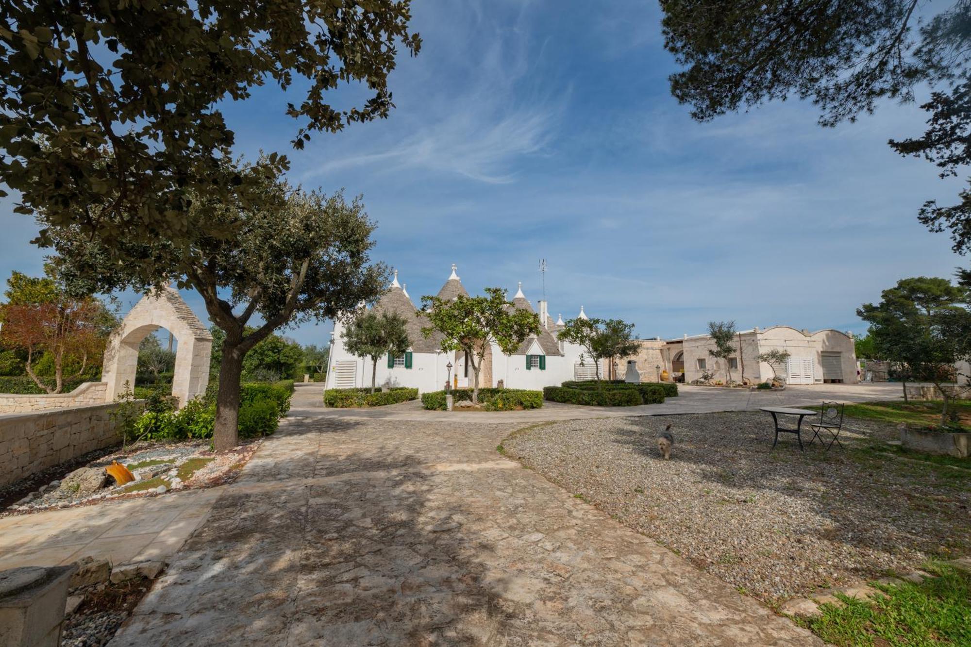 Trullo Degli Anelli In Masseria Cisternino Exterior photo
